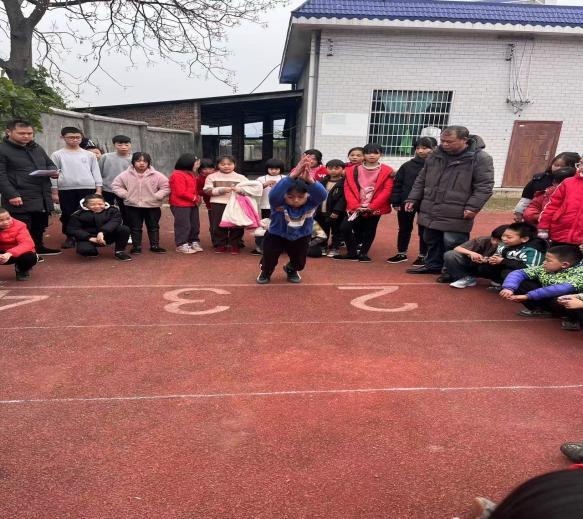 白馬田中心小學 開展慶“元旦”體育運動會