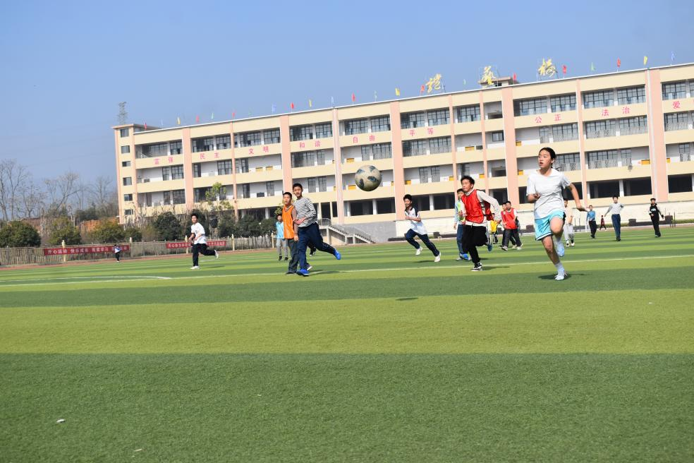 隆回縣第二中學(xué)舉辦“陽光少年杯”班級足球賽