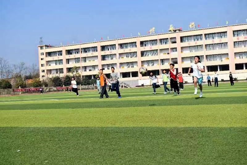 隆回縣第二中學(xué)舉辦“陽光少年杯”班級足球賽