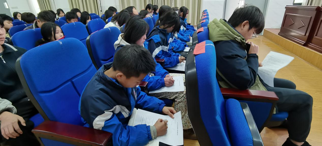 白倉(cāng)鎮(zhèn)芙蓉學(xué)校 開(kāi)展“中學(xué)生如何樹(shù)立正確的交友觀”