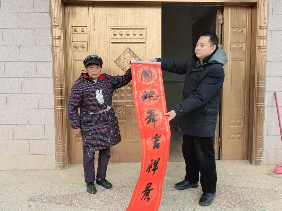 隆回二中：墨香暖寒冬，春聯(lián)寄深情