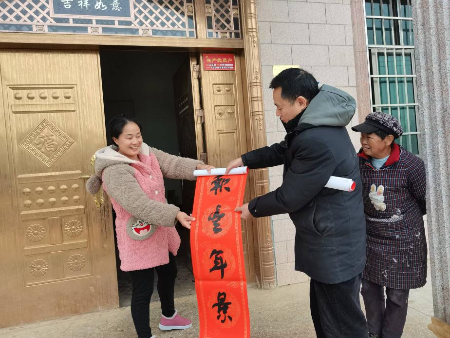 隆回二中：墨香暖寒冬，春聯(lián)寄深情