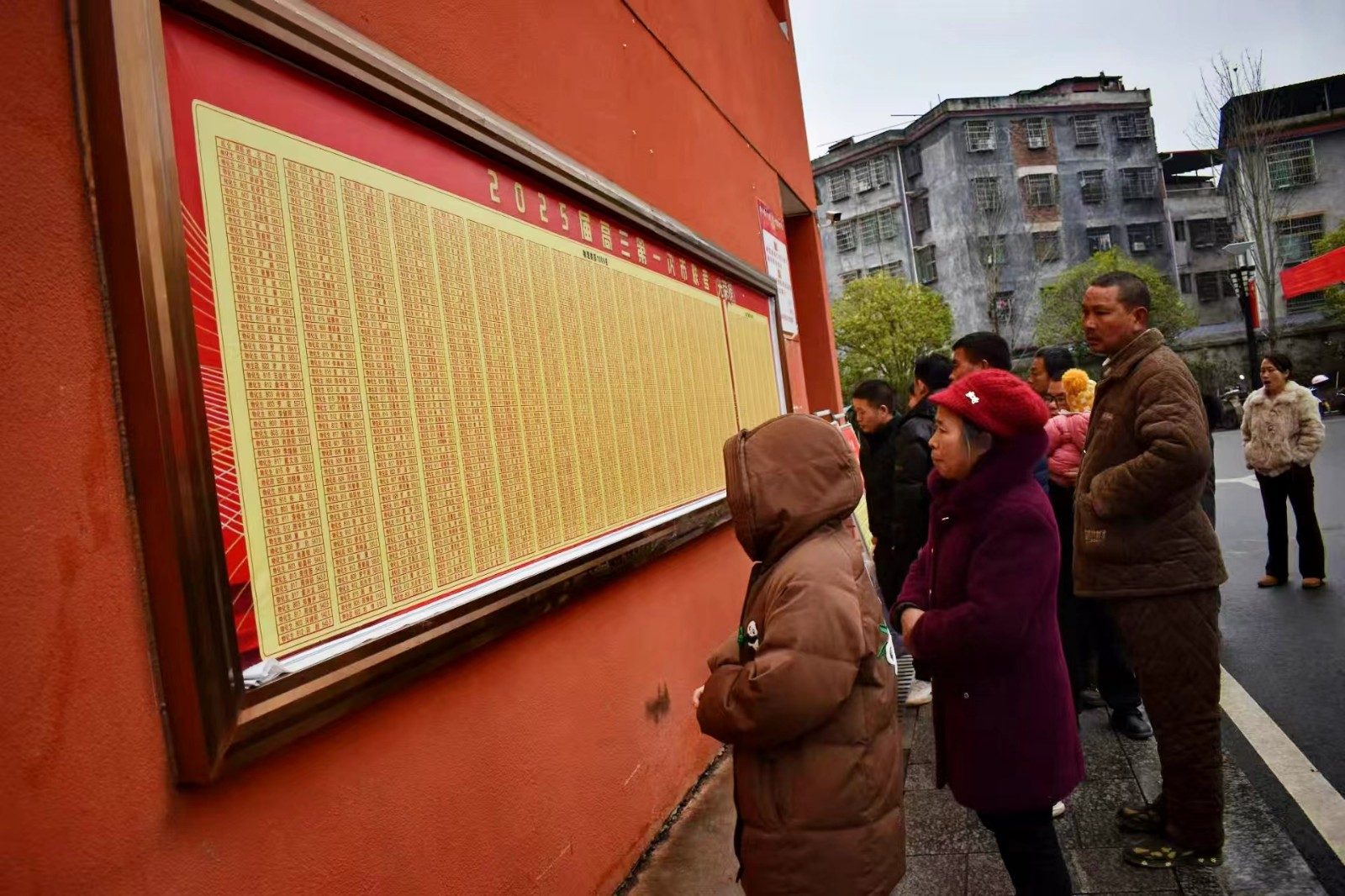 隆回二中1900多名家長為高三學(xué)子“打氣”