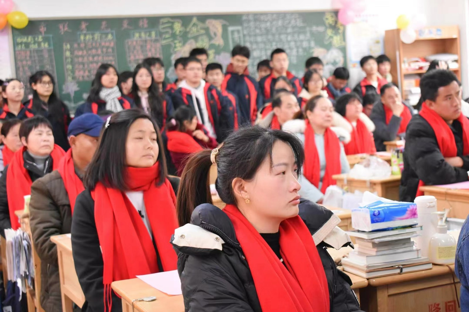 隆回二中1900多名家長為高三學(xué)子“打氣”