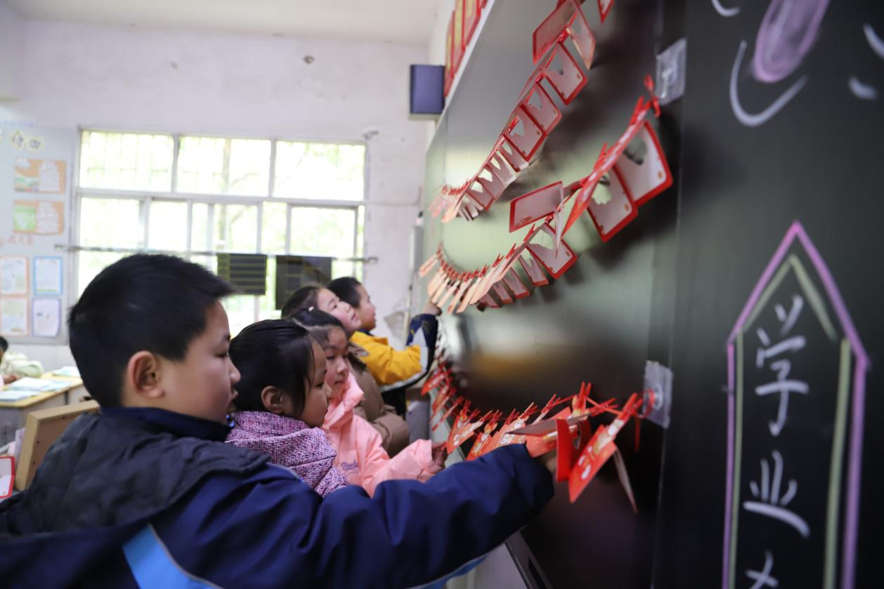 城區(qū)二小開學首日：星光熠熠，開啟新學期逐夢新篇