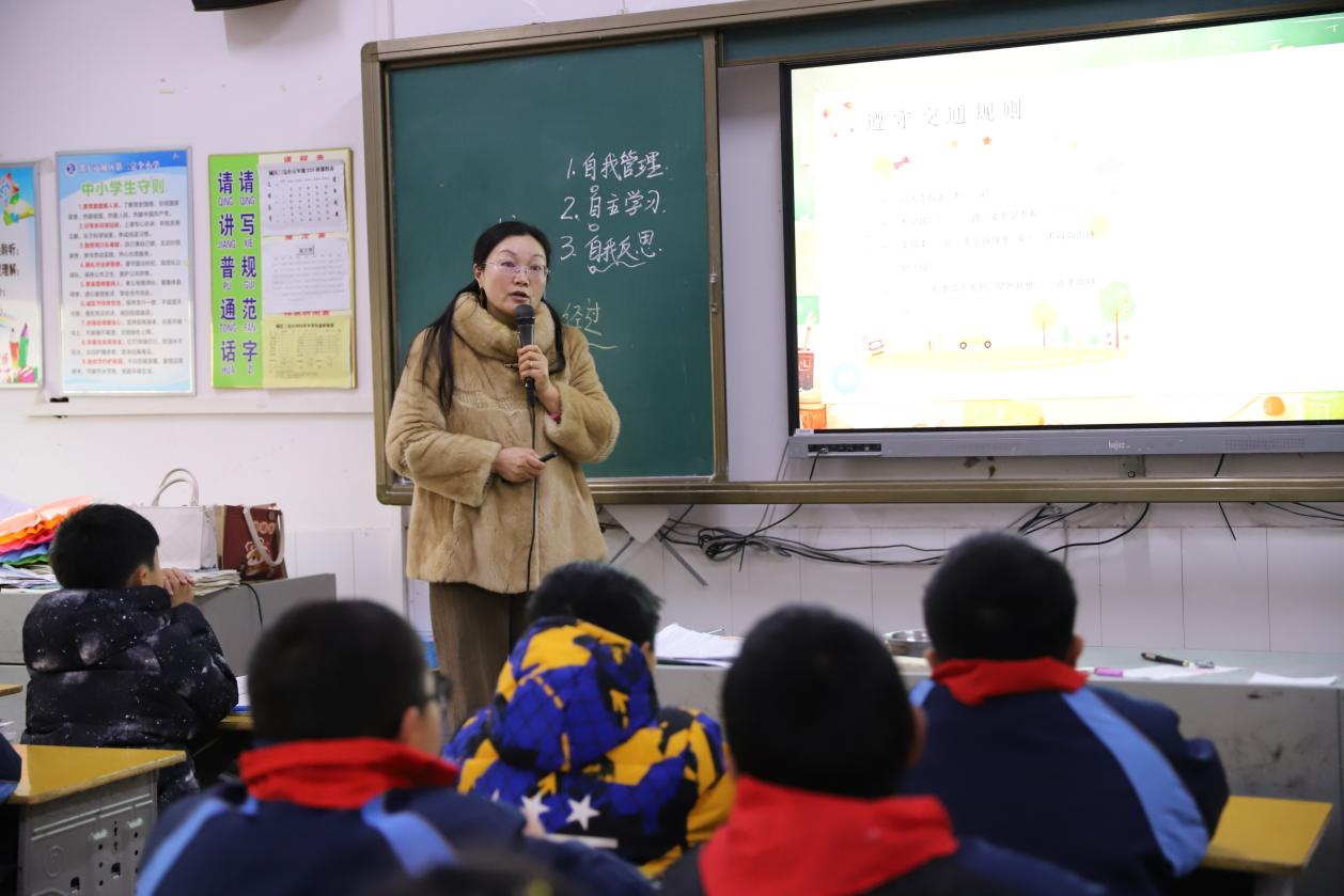 城區(qū)二小如期開展開學第一課安全教育