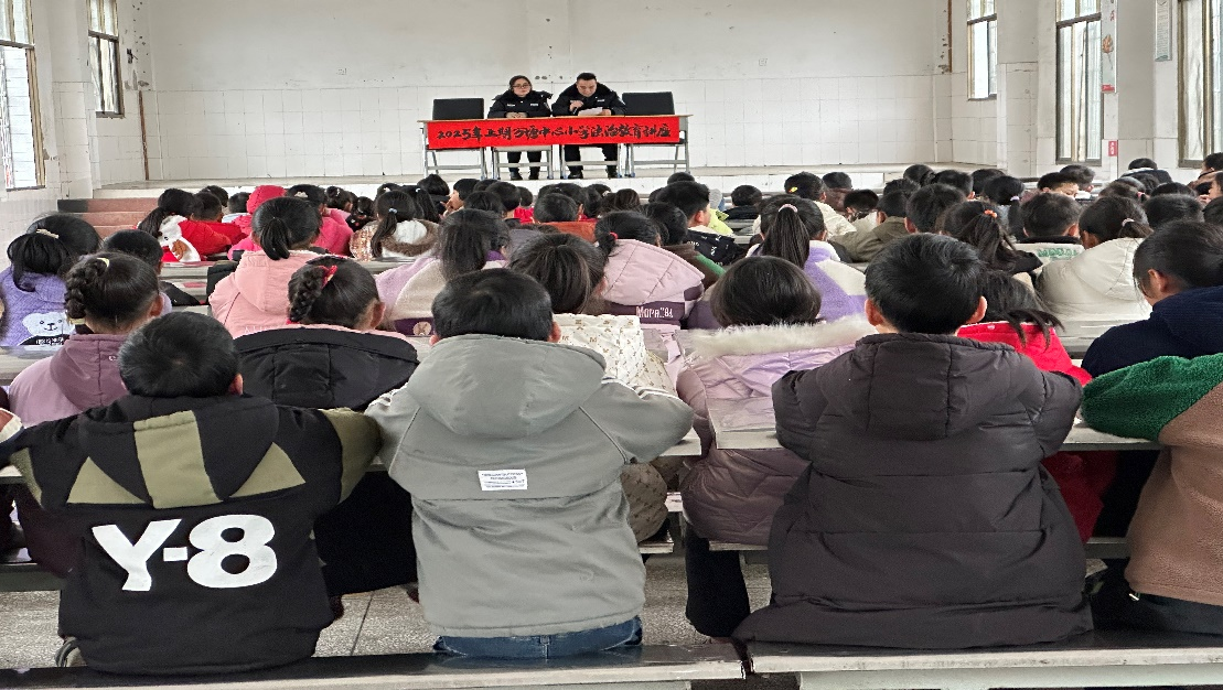 法治進(jìn)校園，護(hù)航伴成長