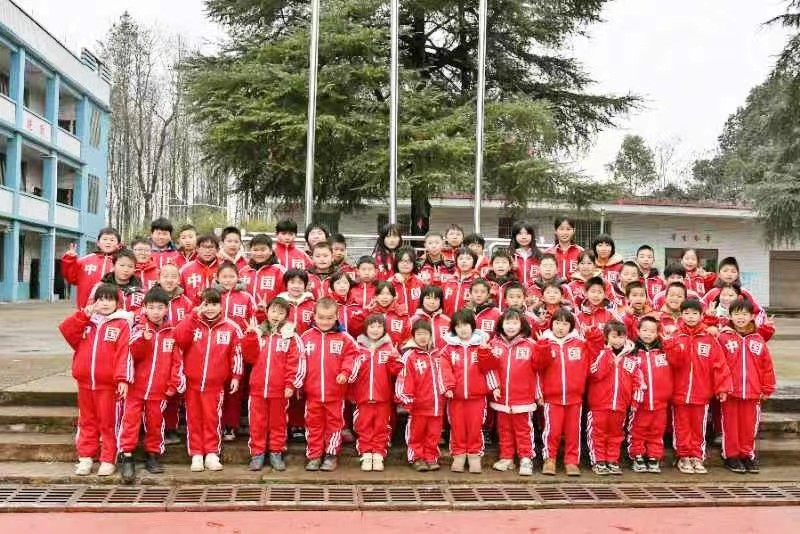 《鄉(xiāng)村小學圓夢校服：下花橋鎮(zhèn)五里學校迎來首個統(tǒng)一校服日》