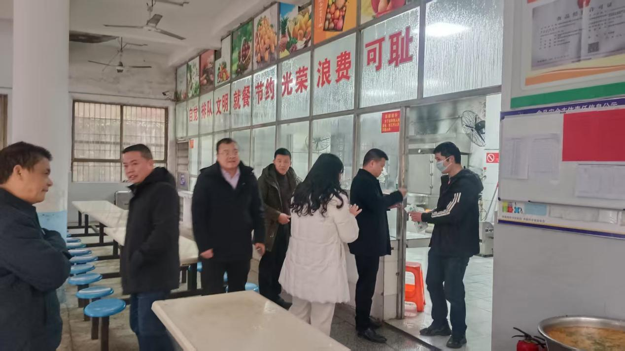 邵陽縣副縣長曾朝陽視察玉田初級中學學生營養(yǎng)餐工作