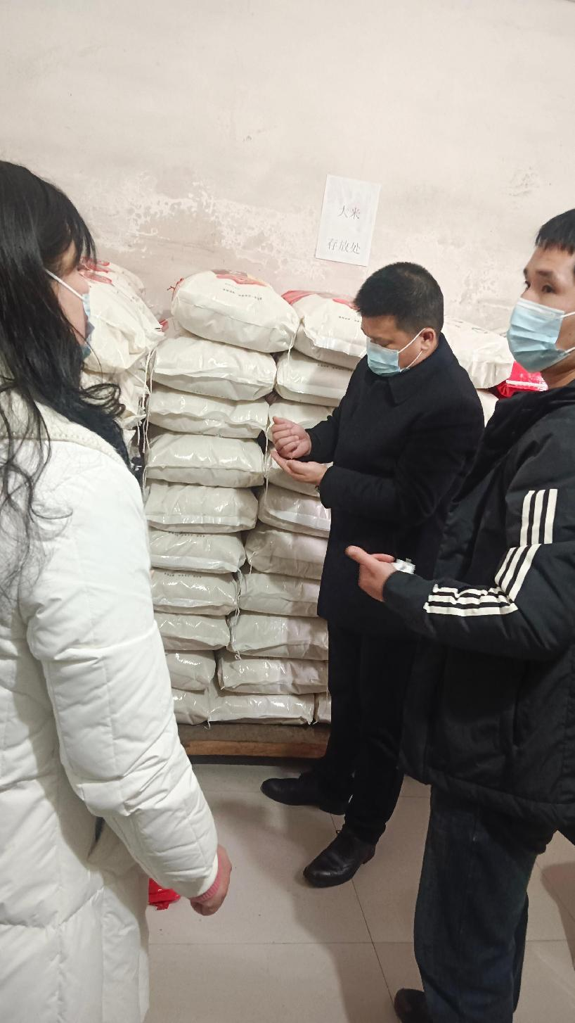 邵陽縣副縣長曾朝陽視察玉田初級中學學生營養(yǎng)餐工作