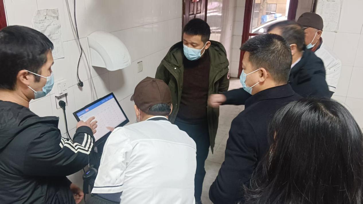 邵陽縣副縣長曾朝陽視察玉田初級中學學生營養(yǎng)餐工作