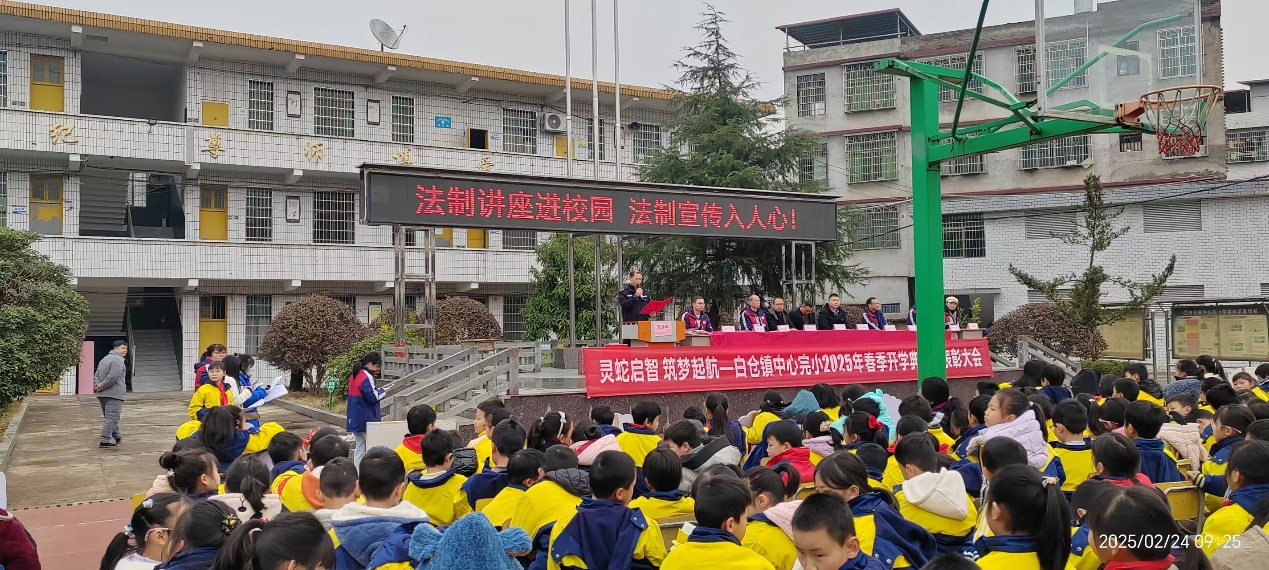 法制講座進(jìn)校園 法制宣傳入人心