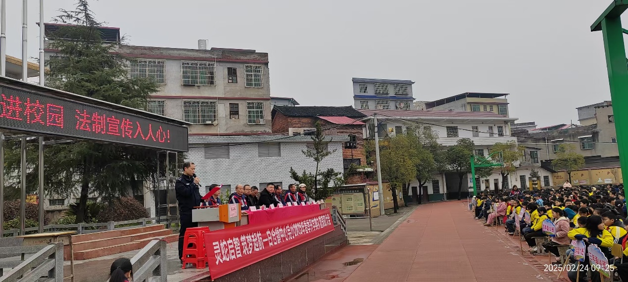 法制講座進(jìn)校園 法制宣傳入人心