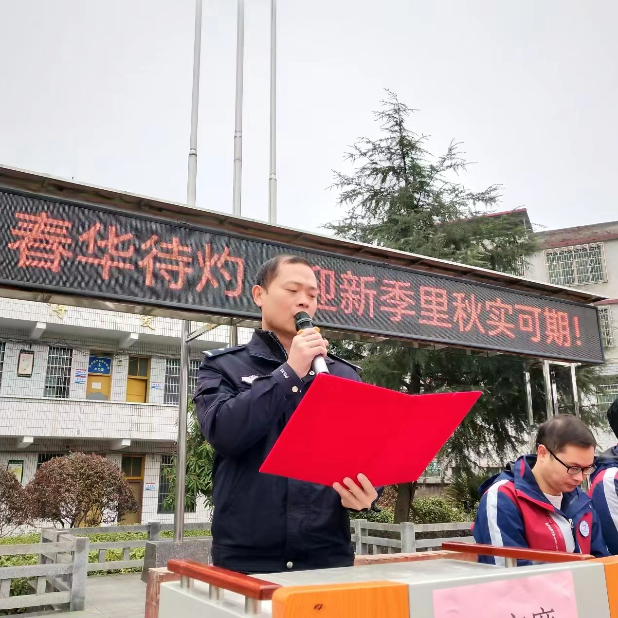 法制講座進(jìn)校園 法制宣傳入人心