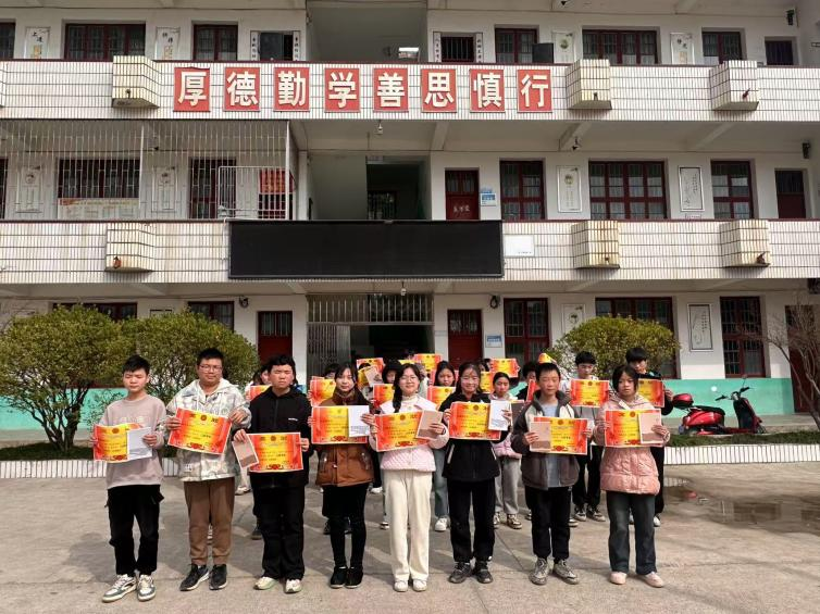 新寧縣第五中學(xué)圓滿舉行春季學(xué)期開(kāi)學(xué)典禮暨法制進(jìn)校園安全教育大會(huì)