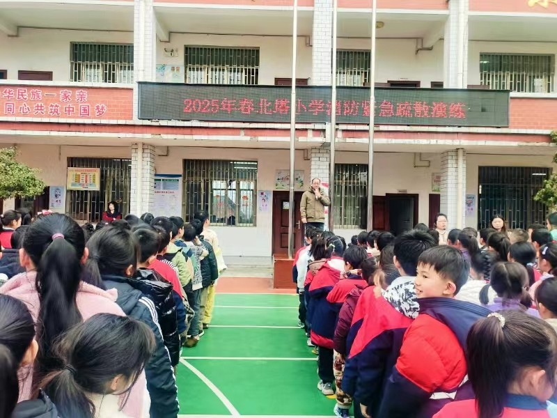 北塔小學(xué)上學(xué)期緊急疏散演練圓滿成功