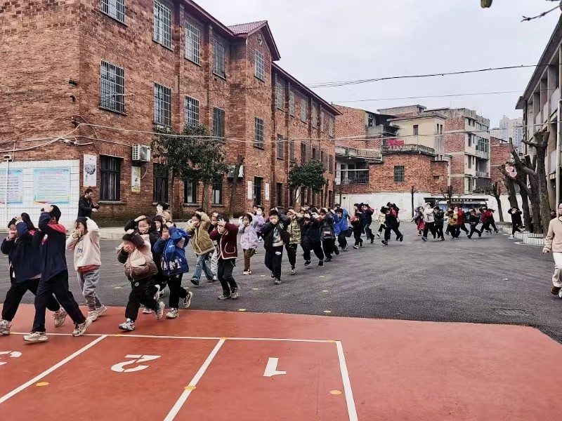 北塔小學(xué)上學(xué)期緊急疏散演練圓滿成功