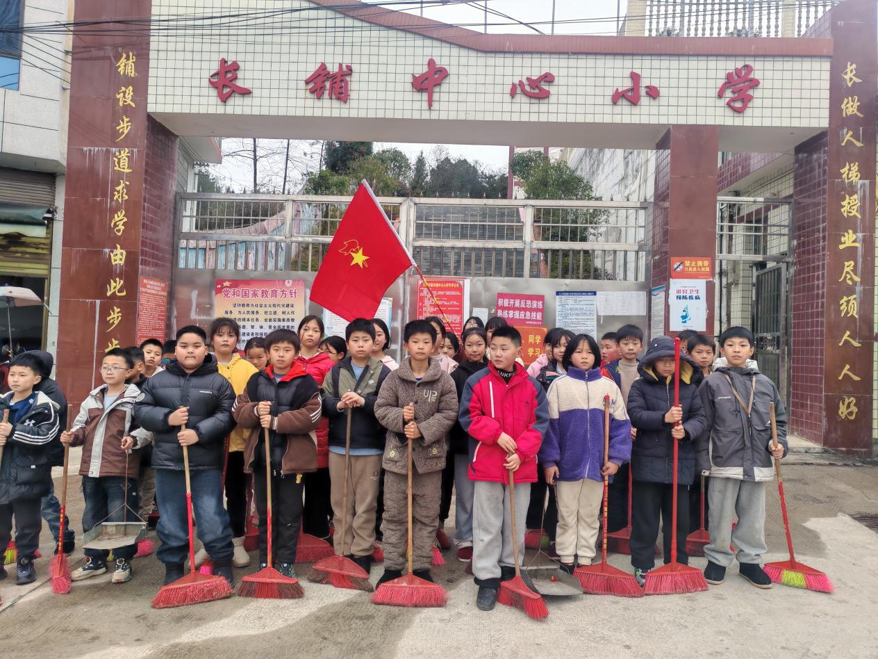 開展學(xué)雷鋒活動，讓雷鋒精神在校園綻放