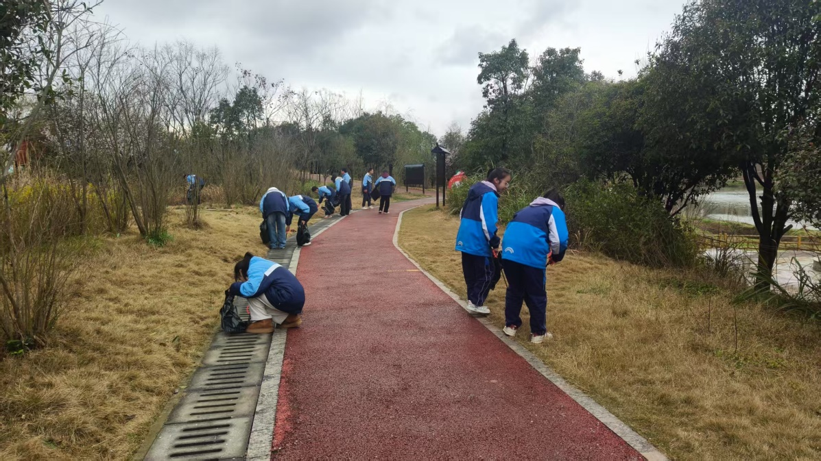 金石鎮(zhèn)水頭學(xué)校黨團(tuán)隊(duì)聯(lián)動(dòng)學(xué)雷鋒護(hù)生態(tài)