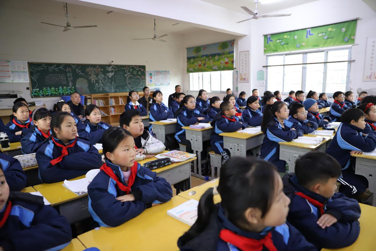 邵東市教育局黨組副書記、副局長李澤成到城區(qū)二小調(diào)研