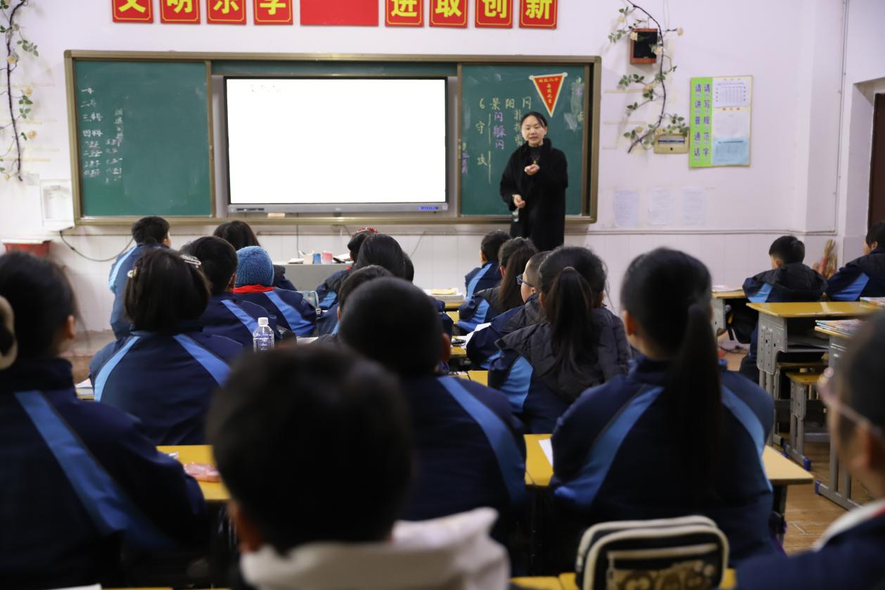 邵東市教育局黨組副書記、副局長李澤成到城區(qū)二小調(diào)研