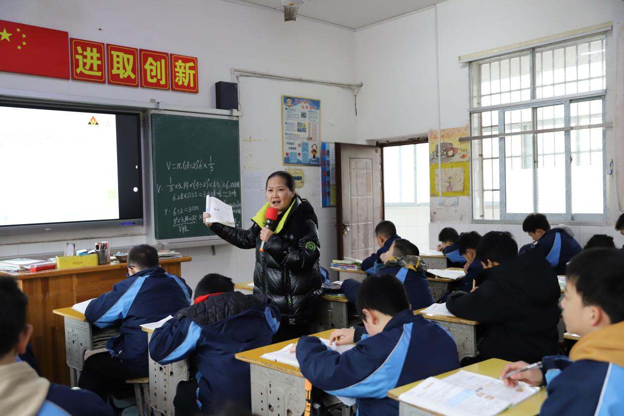 邵東市教育局黨組副書記、副局長李澤成到城區(qū)二小調(diào)研