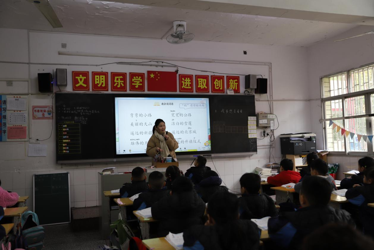 邵東市教育局黨組副書記、副局長李澤成到城區(qū)二小調(diào)研