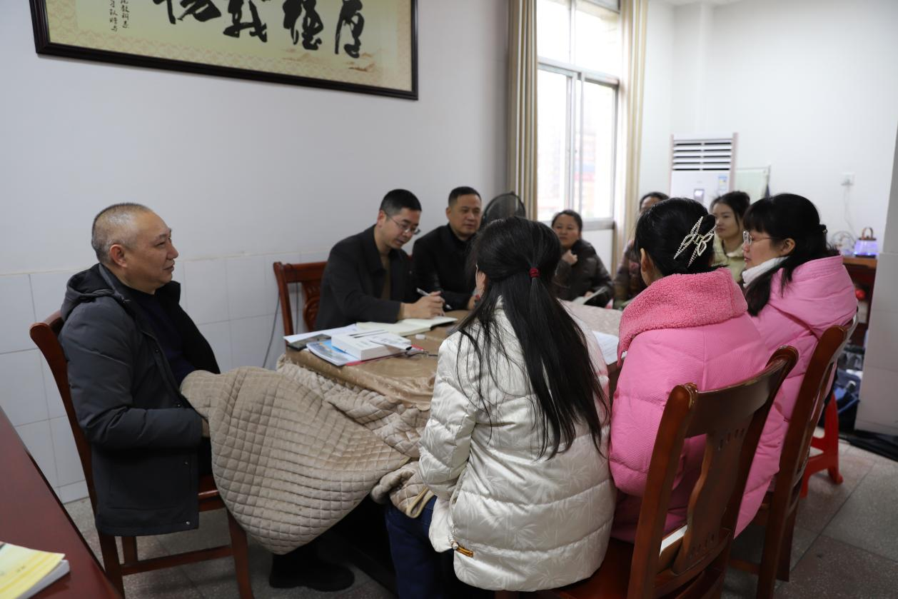 邵東市教育局黨組副書記、副局長李澤成到城區(qū)二小調(diào)研