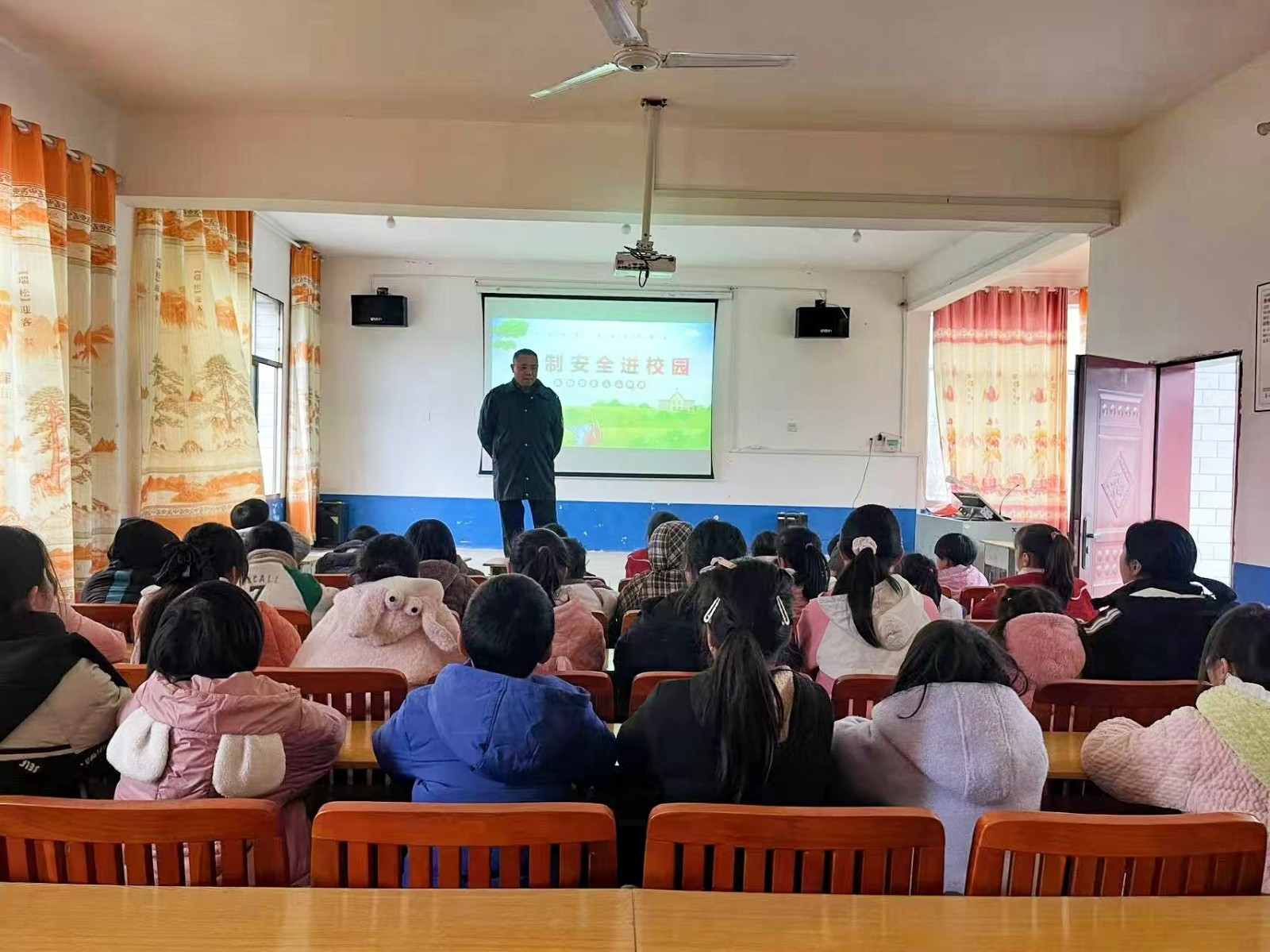 法治進(jìn)校園 護(hù)航助成長(zhǎng)