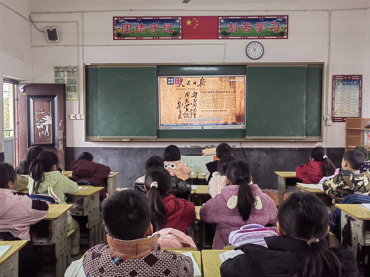 霞塘云中心完全小學(xué)春季“學(xué)習(xí)雷鋒精神，弘揚(yáng)助人行動(dòng)”手抄報(bào)活動(dòng)成功舉行