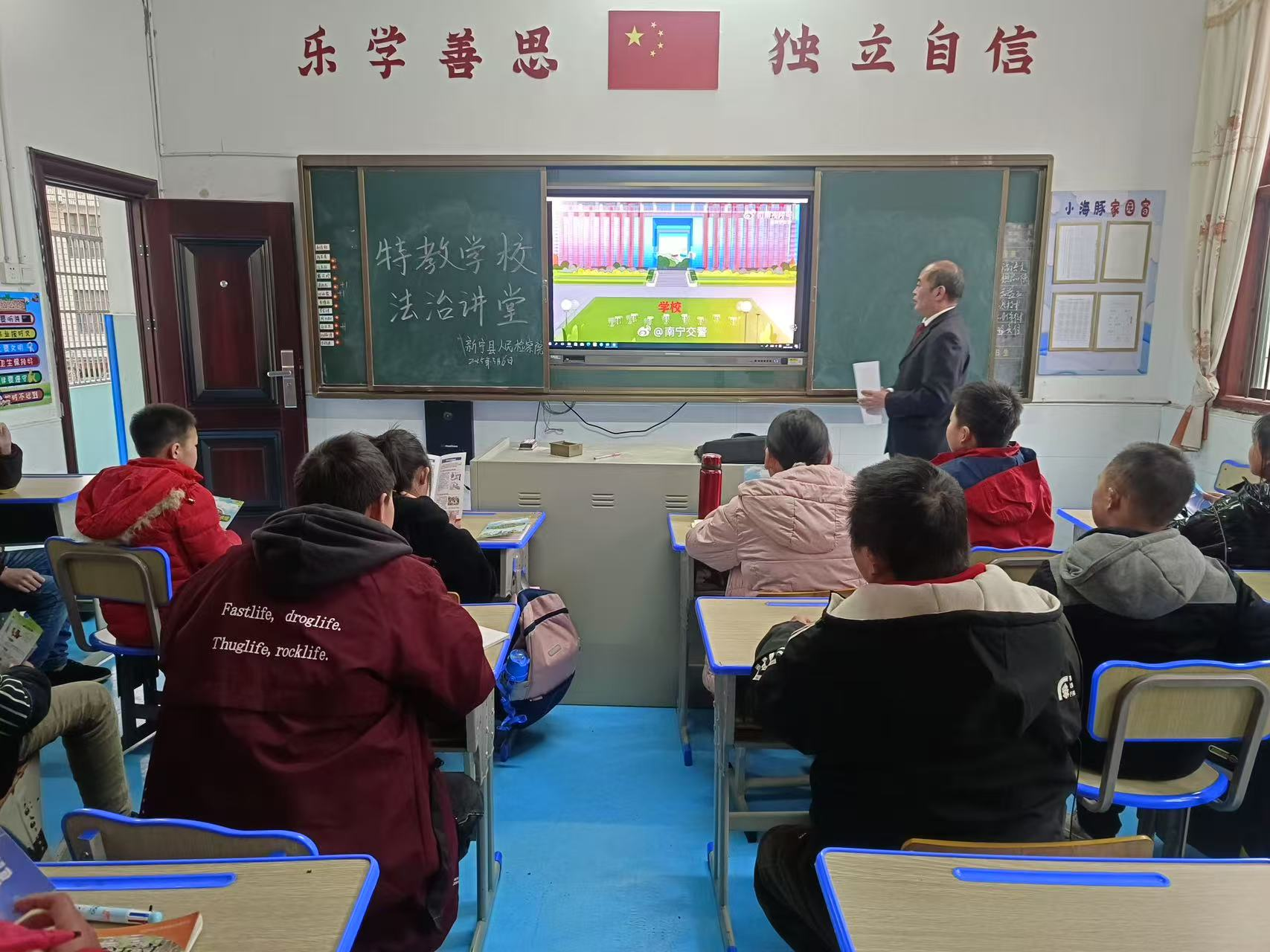 法治春風進學校 攜手共畫“同心圓”