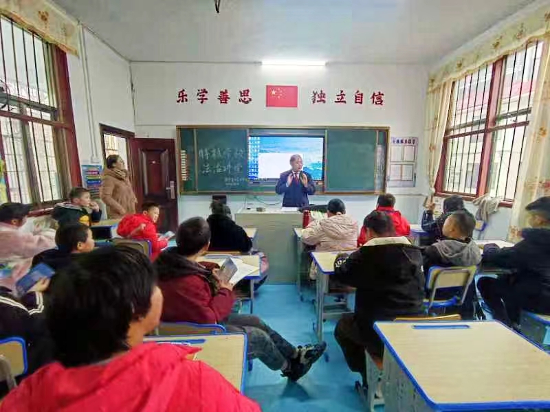 法治春風進學校 攜手共畫“同心圓”