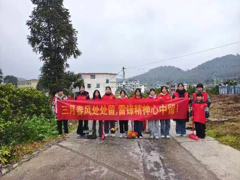 萬(wàn)塘鄉(xiāng)中心學(xué)校展校園周邊清掃活動(dòng)