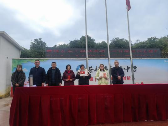 蔡橋鄉(xiāng)中心學校舉辦2025年“三八”婦女節(jié)拔河比賽