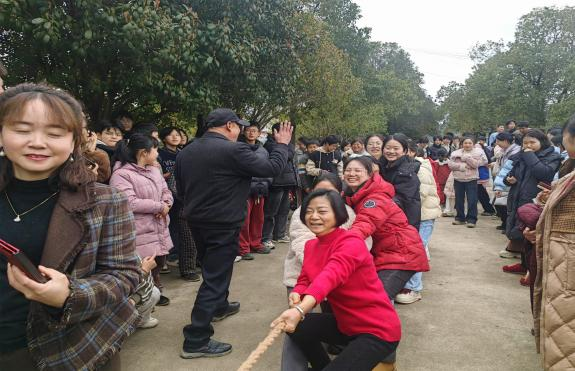 蔡橋鄉(xiāng)中心學校舉辦2025年“三八”婦女節(jié)拔河比賽