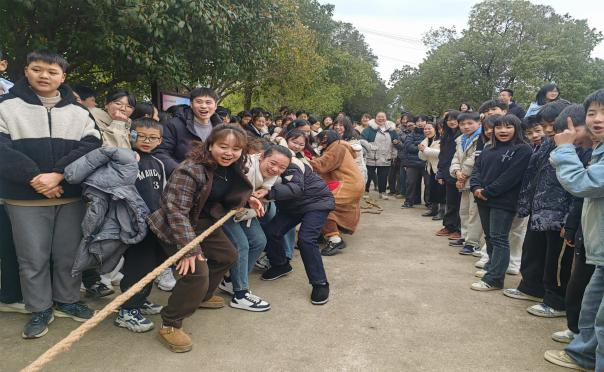 蔡橋鄉(xiāng)中心學校舉辦2025年“三八”婦女節(jié)拔河比賽