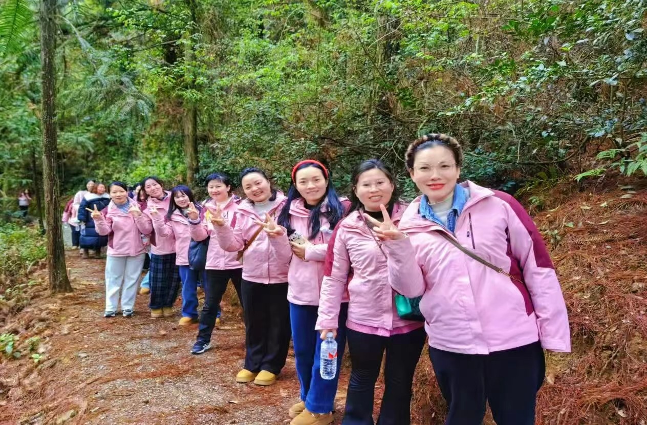 “巾幗展風(fēng)采，登山促健康”