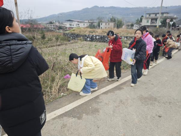 弘揚(yáng)雷鋒精神，構(gòu)建和諧校園