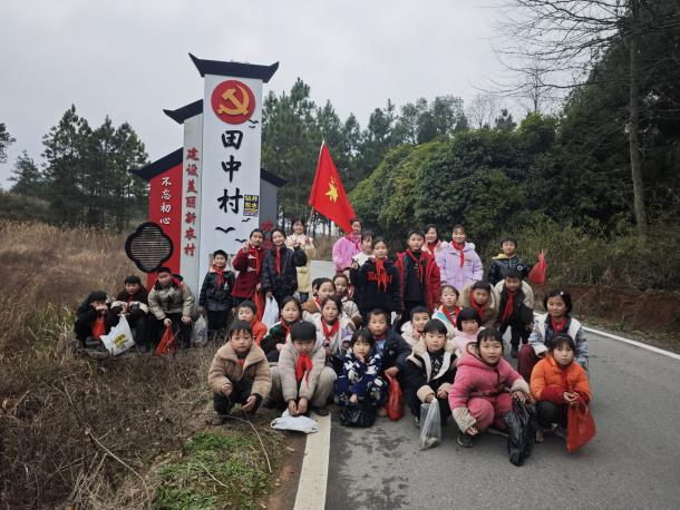 弘揚(yáng)雷鋒精神，構(gòu)建和諧校園