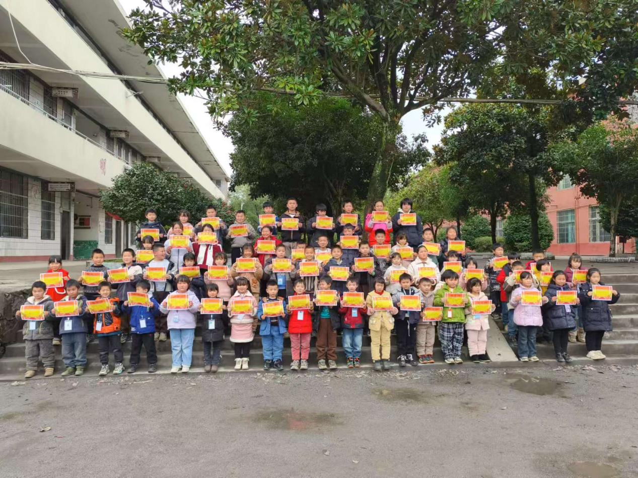 學(xué)雷鋒“獻(xiàn)愛心，一元捐”