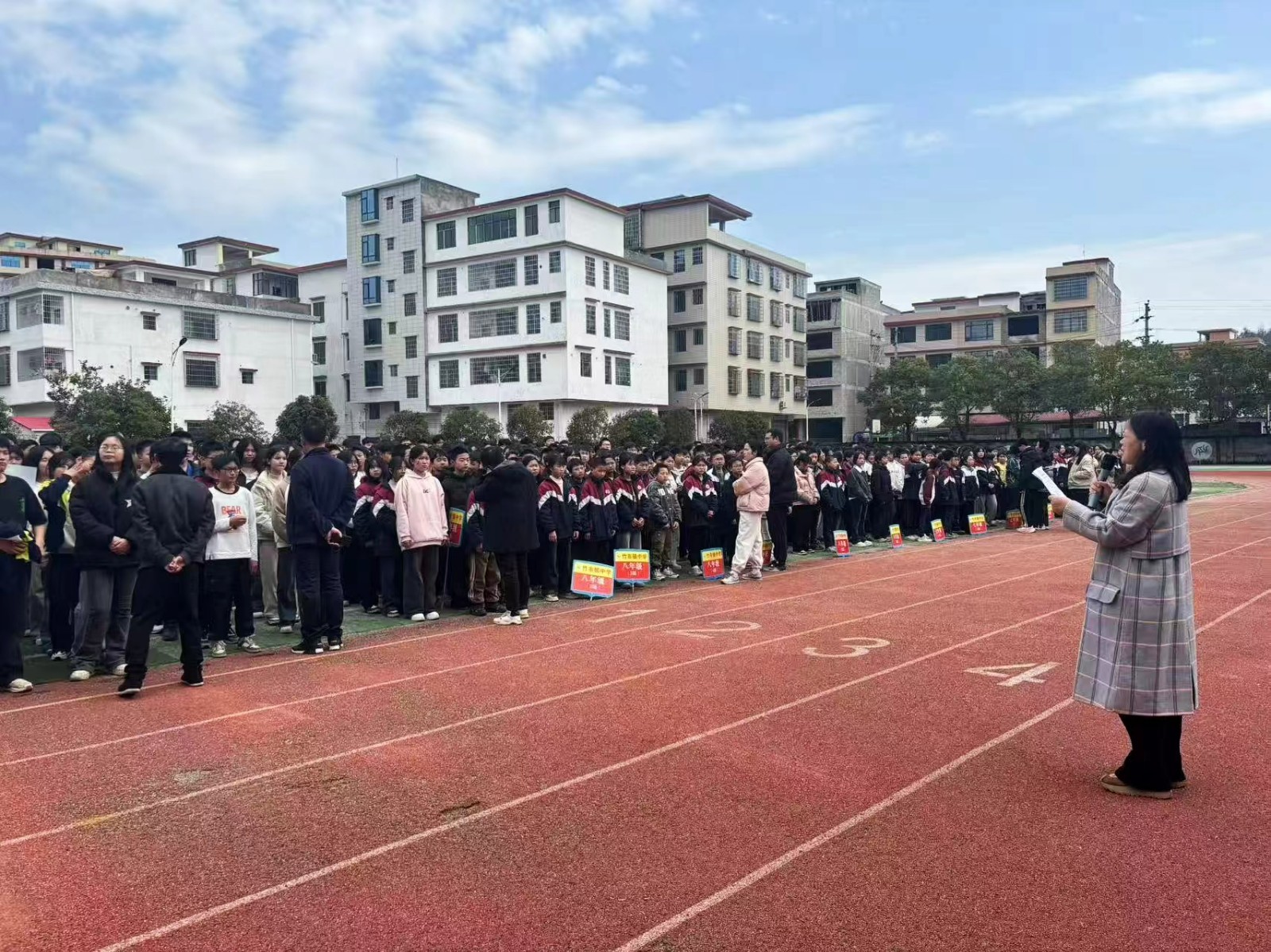 竹市鎮(zhèn)中學開展校園及周邊街道環(huán)境衛(wèi)生大掃除志愿活動