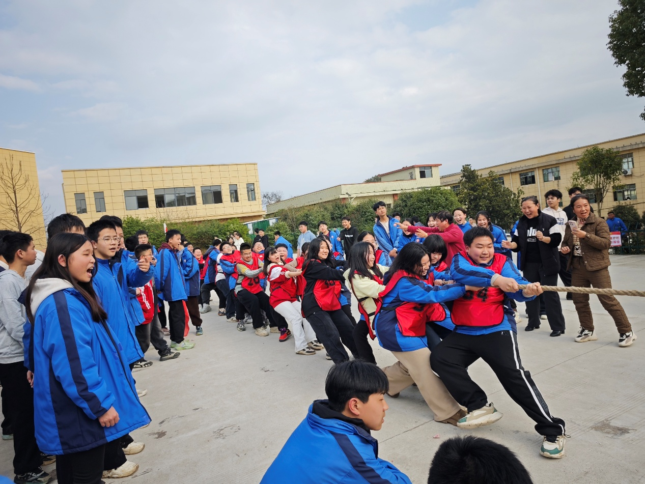 邵陽縣塘渡口鎮(zhèn)玉田中學舉辦春季拔河比賽