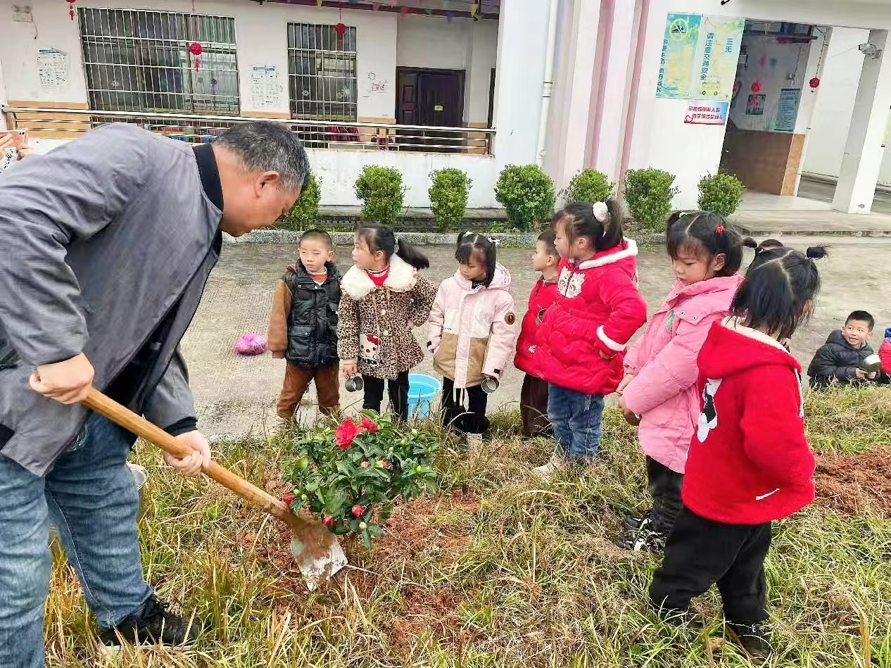 小手護(hù)綠意，童心愛自然