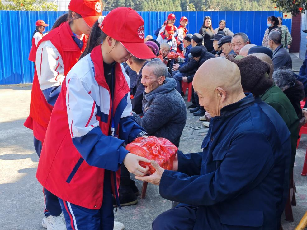 新寧縣金城學(xué)校情暖敬老院，傳遞愛與關(guān)懷