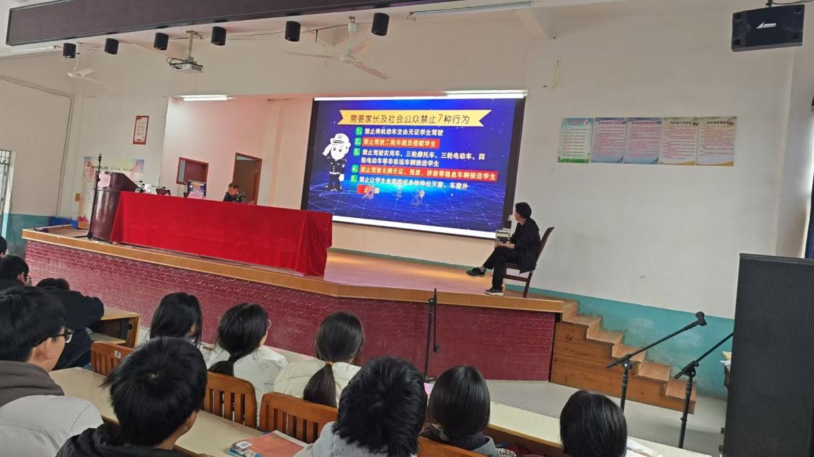 法治講座進(jìn)校園 保駕護(hù)航助成長(zhǎng)