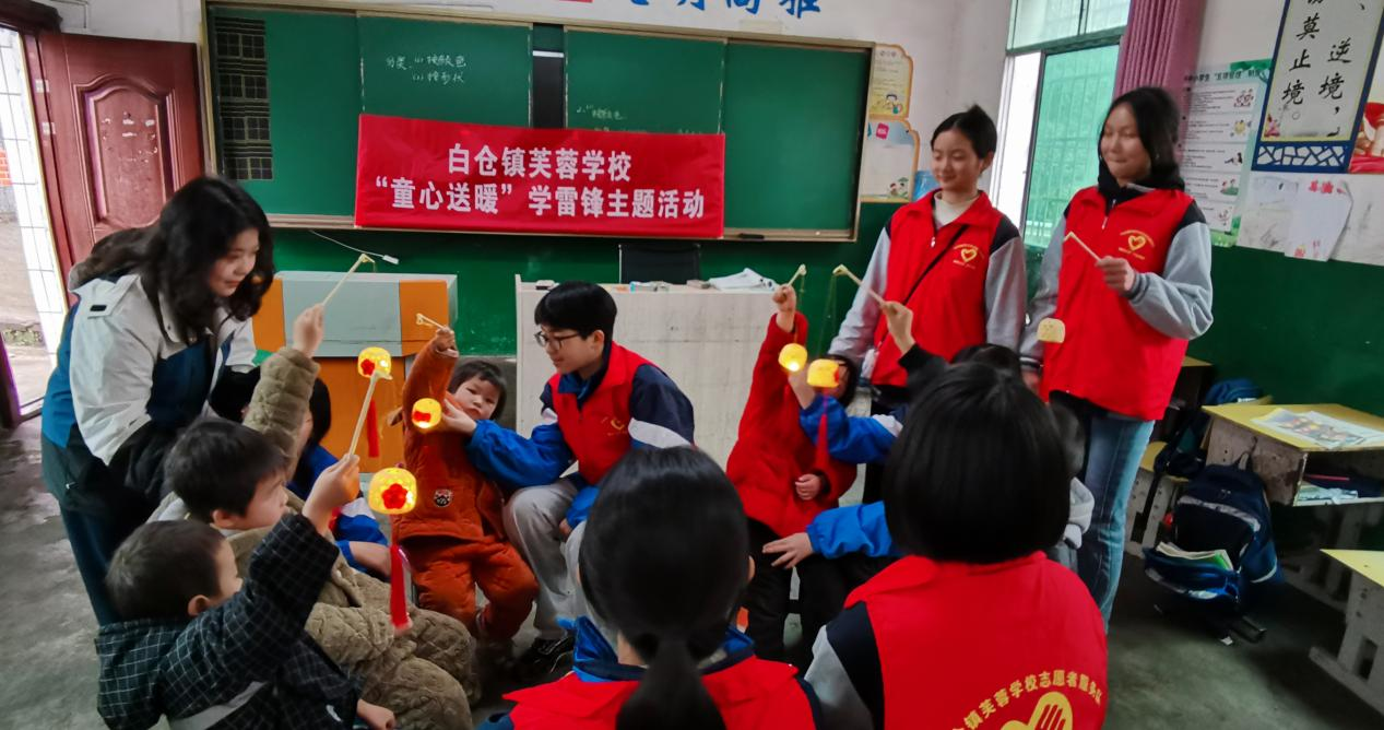 學(xué)習(xí)雷鋒送溫暖，童心同行暖春意