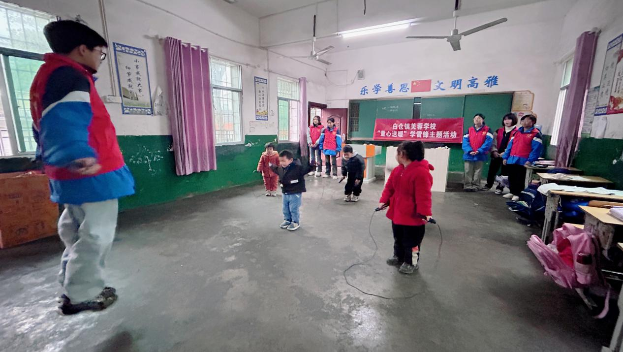 學(xué)習(xí)雷鋒送溫暖，童心同行暖春意