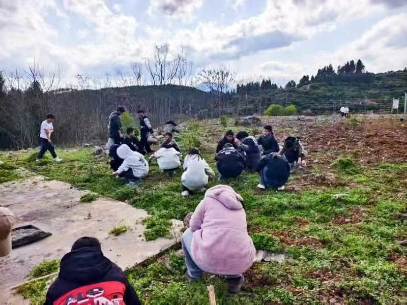 萬塘鄉(xiāng)中心學(xué)校開展拔草施肥活動