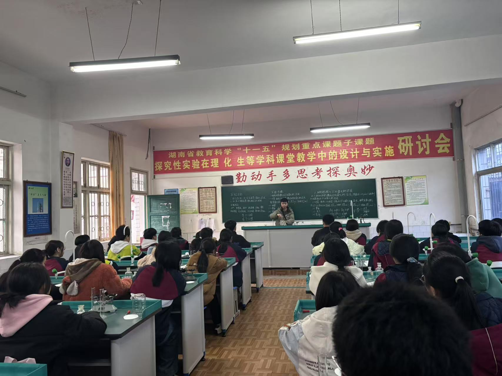 化學(xué)實驗展風(fēng)采，知識探索正當(dāng)時