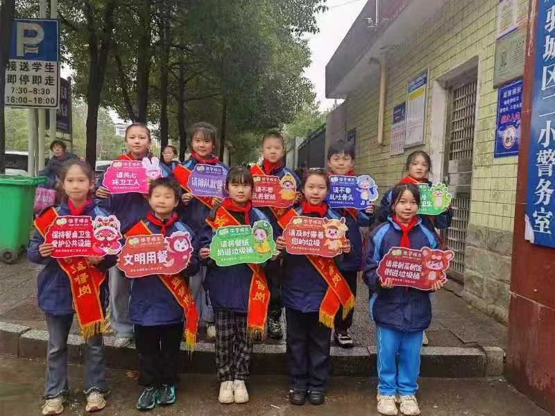 城區(qū)二小三月學雷鋒系列活動